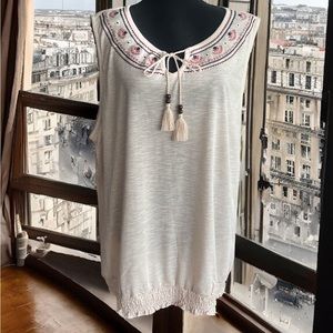 New York Laundry Embroidered NWT. Light, cool and beautiful.